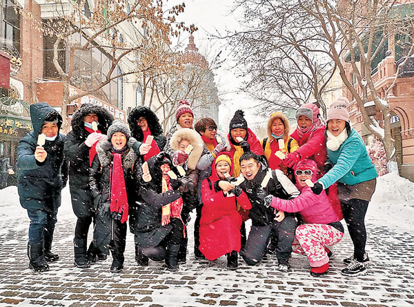 ■在哈爾濱旅遊的南方遊客在大雪中組團吃雪糕。 香港文匯報記者吳千  攝