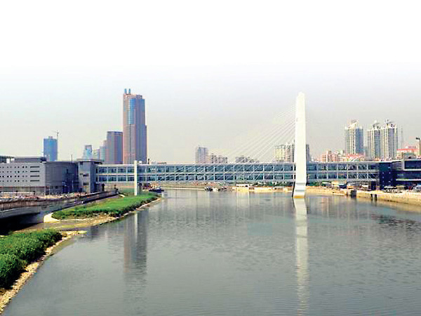 ■ 港深合作須多方面加強。圖為跨越深圳河的人行通道橋把落馬洲總站和福田口岸連接起來。 資料圖片