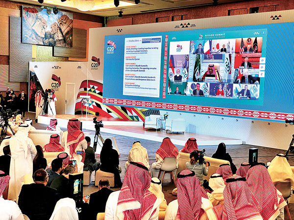 ■二十國集團領導人第十五次峰會第一階段會議21日以視頻方式舉行。圖為輪值主席國沙特阿拉伯的記者收看開幕式。   路透社