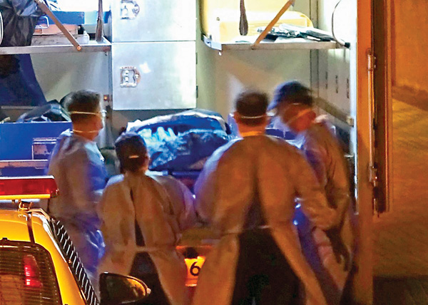 ■昨晚三名死者屍體由仵工舁送殮房。