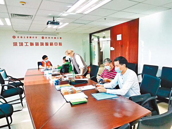 ■許多香港長者赴工聯會深圳中心尋求「回港易計劃」申請幫助。香港文匯報記者李昌鴻  攝