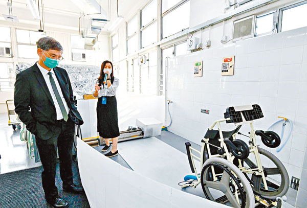 ■羅致光早前探訪位於火炭的樂齡科技清潔及保養服務中心，了解方便長者和照顧者使用的服務。 網誌圖片