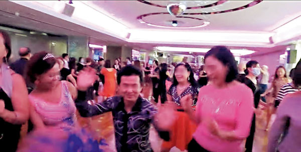 ■網上流傳視頻顯示，有人無戴口罩在美孚君好宴會廳跳舞。   網上圖片