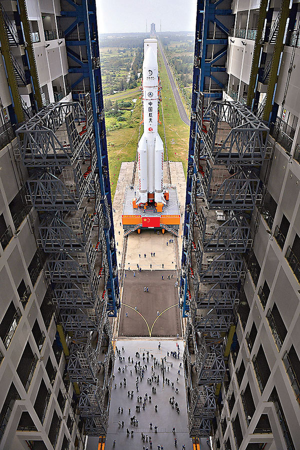 ■長征五號遙五運載火箭計劃於今日（24日）凌晨4時至5時擇機實施發射任務。圖為17日在中國文昌航天發射場拍攝的長征五號遙五運載火箭。 資料圖片