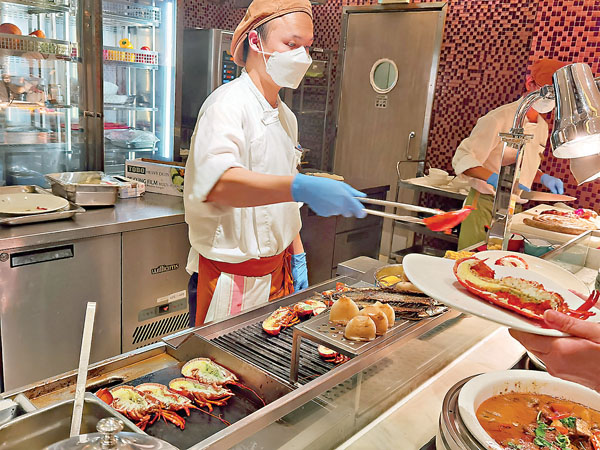 ■為了防疫，酒店師傅為食客奉上食物。