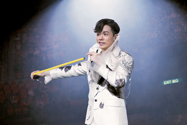 ■軒仔拿出拉尺確保跟觀眾的社交距離。