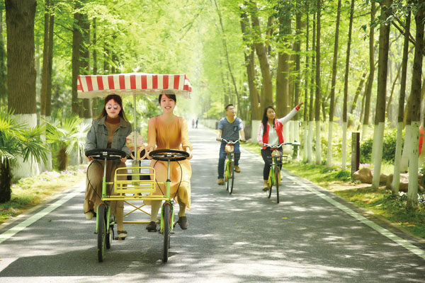 ■市民在合肥濱湖國家森林公園暢遊。