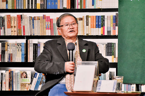  ■劉慶邦做客鄭州松社書店分享新書《女工繪》。