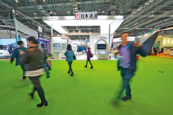 ■中日「快捷通道」30日啟動。圖為日前進博會服務貿易展區。 資料圖片