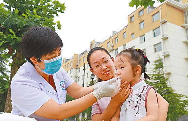 ■蔡昉指出，老齡化是很多潛在經濟社會風險背後的爆發點。圖為河北省一個婦幼保健計劃生育服務中心的醫務人員為兒童進行口腔保健。 資料圖片