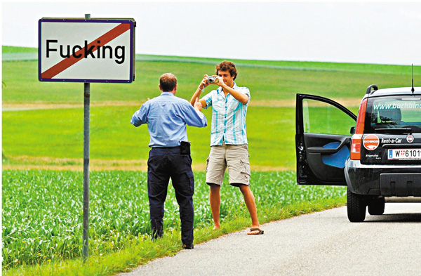 ■ 遊客在Fucking村路牌旁拍照。 法新社