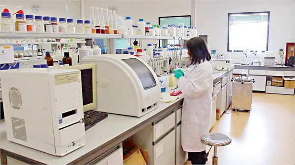 ■葉玉如表示，香港各大學須更好地利用自身國際化的優勢，做好橋樑角色，提升灣區人才水平。圖為香港科技大學深圳研究院實驗室。 資料圖片