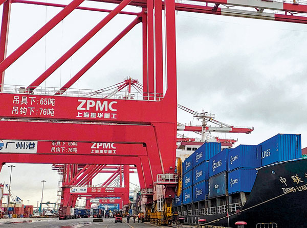 ■近期廣州港南沙港區出口吞吐量明顯上升，東盟、非洲等市場逆勢大增。圖為南沙港區作業現場。 香港文匯報記者方俊明  攝