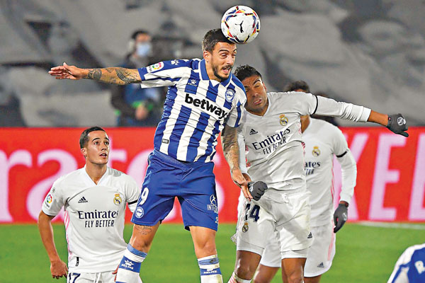 ■ 祖斯盧辛馬田（中）為艾拉維斯射成2：0。法新社