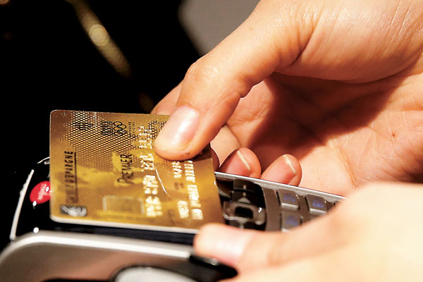 ■ 疫情之下經濟差，打工仔收入減少，消費決定需要更審慎，以扣賬卡取代信用卡有助避免先使未來錢。 資料圖片