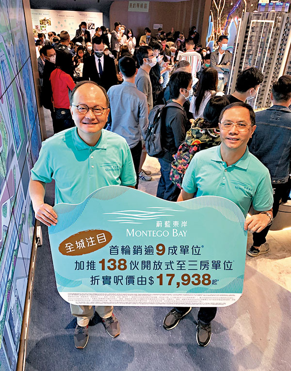 ■五礦地產方俊(左)及羅耀榮介紹蔚藍東岸最新銷售情況。發展商供圖