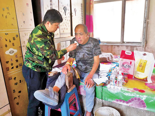 ■李俊峰在特困戶家中幫忙照顧老人。受訪者供圖