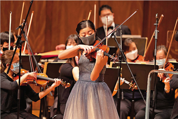 ■「傳承愛樂」成立音樂會中譚允靜和樂團演奏薩拉沙替的《卡門幻想曲》。 傳承愛樂提供