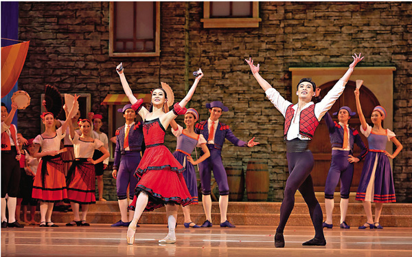 ■《唐吉訶德》，圖為舞蹈員葉飛飛（左）、李嘉博。  攝影：Conrad Dy-Liacco  香港芭蕾舞團供圖