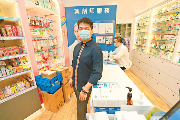 ■ 鄭建志稱因應疫情，公司近來於分店增設藥劑部。 香港文匯報記者 攝