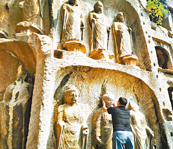 ■工作人員安放3D打印的佛首，可見下方右二的佛像與佛首終於合體了。