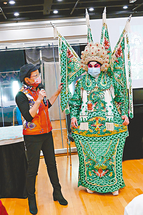 ■鄧拱璧詳細解說生角全副武裝的裝扮逐件拼合過程。