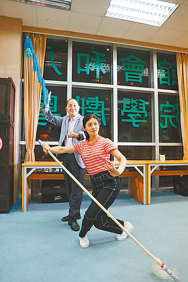 ■呂洪廣（左）與梁非同（右）孜孜不倦為傳承粵劇而出力。 香港文匯報記者  攝