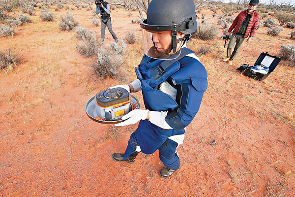 ■ 團隊在澳洲沙漠取回回收艙。 路透社