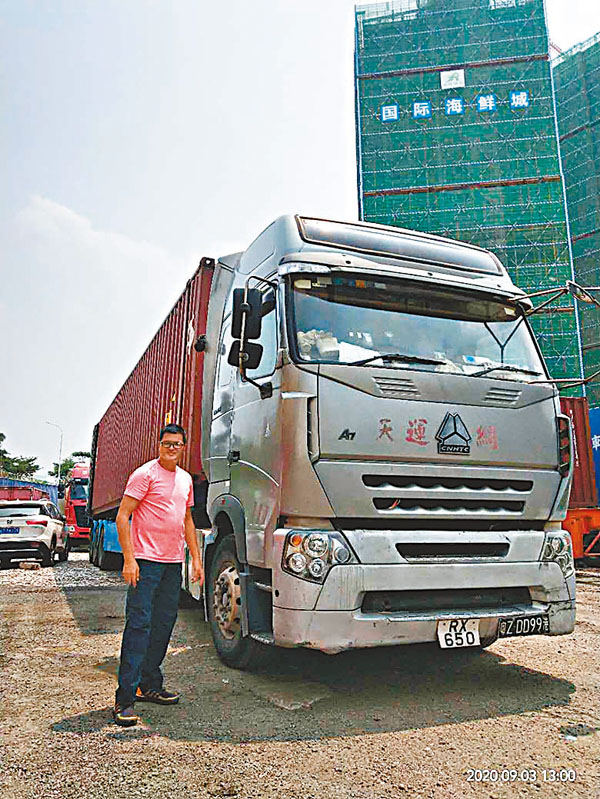 ■跨境司機何先生表示，深圳灣口岸貨運今日24小時通關，這樣自己可以更加便利通關，減少排隊時間。香港文匯報記者李昌鴻  攝