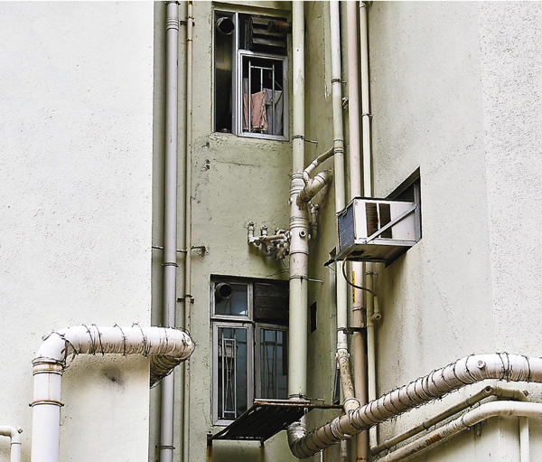 ■ 袁國勇指，上址喉管設計與2003年沙士肆虐時的淘大花園類似，存安全隱患。圖為麗晶花園第六座外牆喉管。   中通社