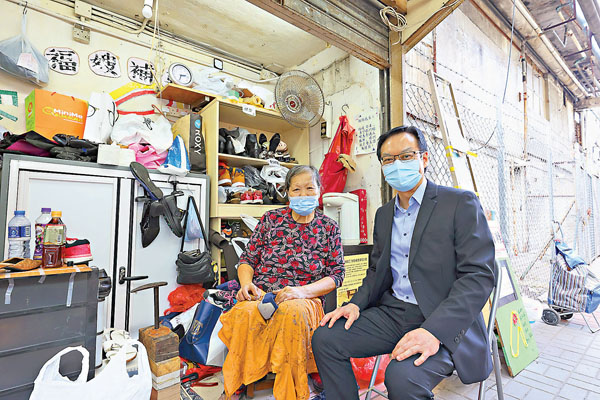 ■市建局行政總監韋志成（右）與回遷商戶合照。 韋志成網誌圖片