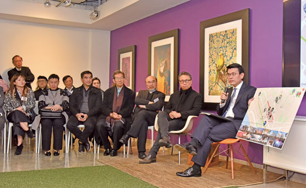 ■商務及經濟發展局局長邱騰華2018年公布政府計劃在深水埗區建立設計及時裝基地。圖為邱騰華在簡介會中介紹有關計劃的詳情。