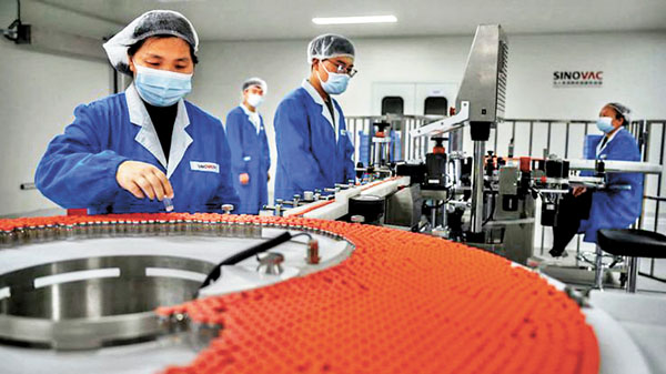 特區政府發言人指出，採購疫苗完全基於現有科學實據。圖為科興製造滅活疫苗生產線。  網上圖片