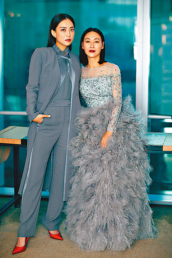 Mani與紅姐出席頒獎禮，衣着及髮型「襯到絕」。