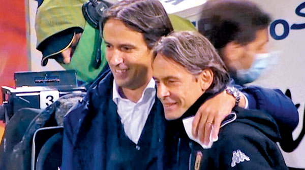 ■恩沙基(右)與施蒙尼恩沙基在教練席上同場較量。  網上圖片