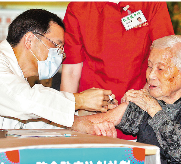 ■何栢良指出，政府必須加快作好部署，否則不是「慢三拍」，而是「慢幾多拍」。圖為醫護前往安老院為長者接種流感疫苗。資料圖片