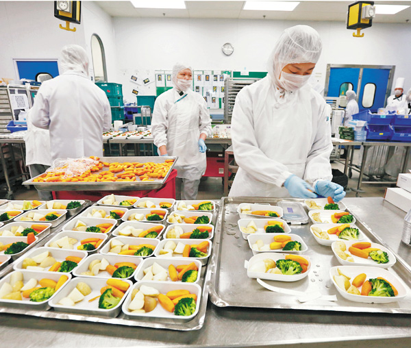 ■航空公司在市面上推出飛機餐。圖為國泰航空的飛機餐製作。 資料圖片