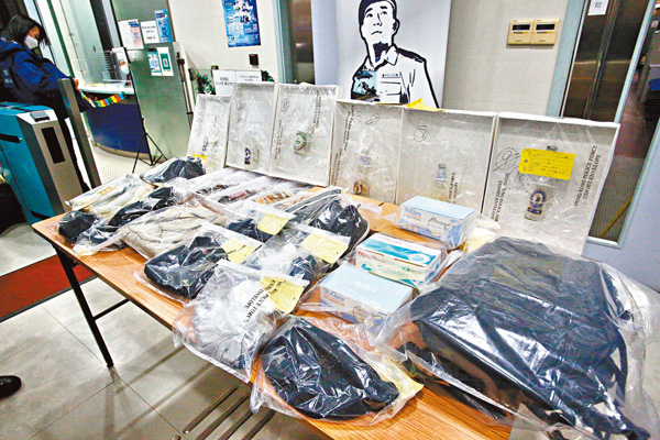 ■警方展示包括空啤酒樽等製作汽油彈原材料的證物。 香港文匯報記者  攝