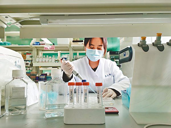 ■中國在mRNA核酸疫苗研發上早有部署。圖為今年2月，mRNA疫苗研發在上海東方醫院的實驗室有序進行。 資料圖片