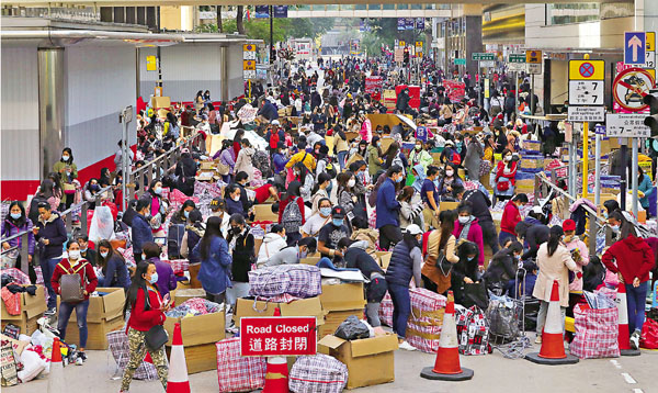 ■外傭趁星期日照樣在中環密集聚集。      香港文匯報記者 攝