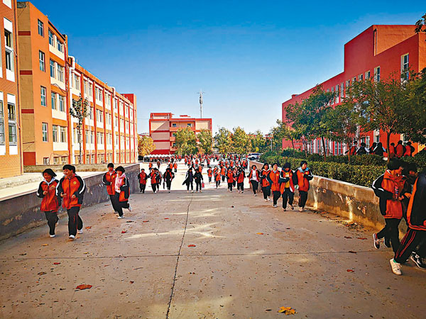 ■贊皇中學的同學們用餐後跑步回到宿舍樓進行午休。 香港文匯報記者張寶峰 攝