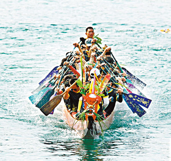 在往年的龍舟賽上，健兒奮力划槳，力爭上游。受訪者供圖