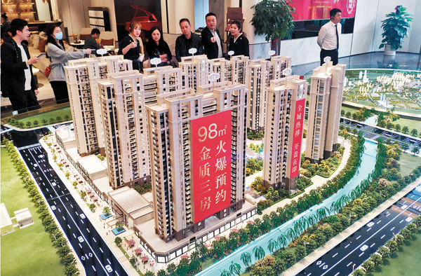 ■ 未來一年中央及主管部門料在增加租賃房源供給，租賃權益的保障及擴大，提速租購並舉、合理調控租金水平等方面持續發力。圖為民眾在福州一售樓部了解新樓盤信息。資料圖片