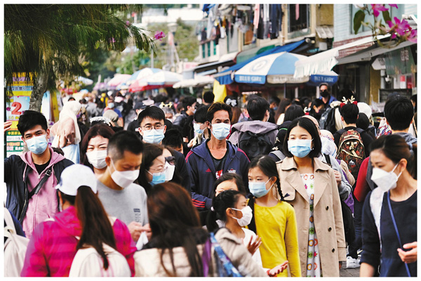 ■ 聖誕長假首日，市民疫境中遊興不減，昨日長洲街頭遊客摩肩接踵。 香港文匯報記者  攝