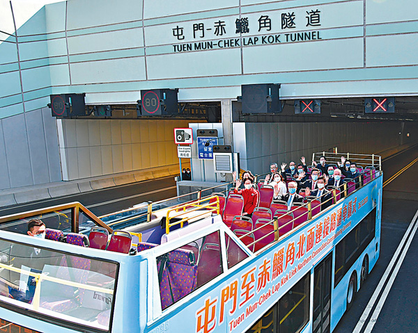 ■林鄭月娥及其他嘉賓乘坐開篷雙層巴士經屯門至赤鱲角隧道前往通車儀式會場。