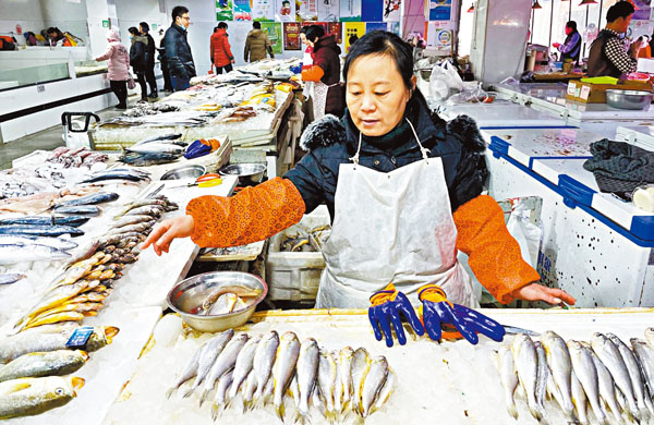 ■ 電商極具殺傷力前進的同時，零售小戶卻經管困難，一個個退出。賣水產的徐姐指平均下來生意比以前差了30%以上。