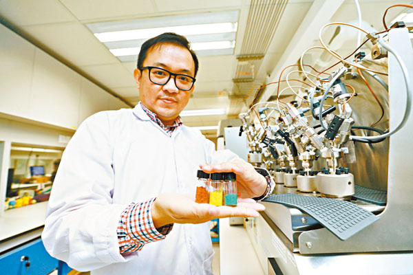 ■吳永豪團隊以陽光驅動進行「人工光合作用」，成功將水分解為氫氣及氧氣。 香港文匯報記者  攝