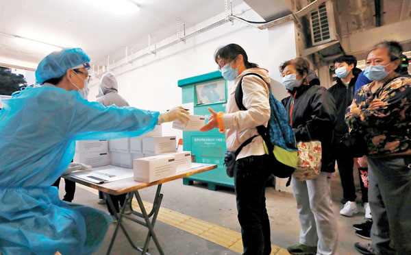 ■彩雲邨豐澤樓日前查出污水樣本持續含有新冠病毒，經安排居民強制檢測，查出該樓有3名住戶初步確診染疫。 香港文匯報記者  攝