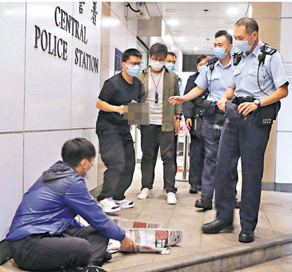 ■ 馬俊文（左二）早前在中區警署外被捕。 資料圖片