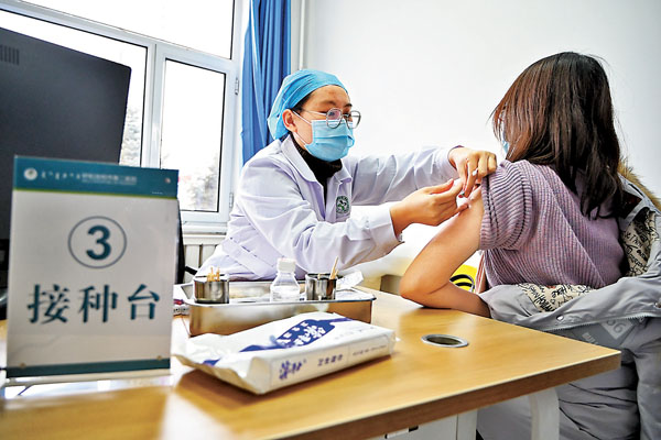 ■高福說，就目前來講，中國滅活疫苗布局是很好的，而且也走得很快。圖為28日，呼和浩特市一新冠疫苗接種點，工作人員在接種新冠病毒滅活疫苗。中新社